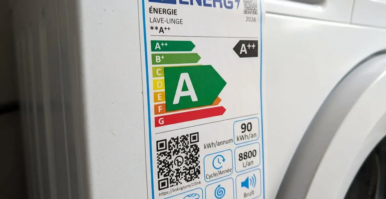 Gros plan rapproché sur une étiquette énergétique moderne de lave-linge montrant la classe A en couleur verte, détails nets sur fond blanc